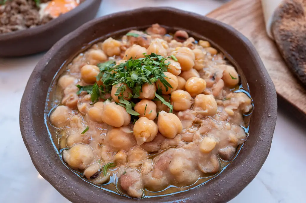 Cazuela de garbanzos guisados con hierbas