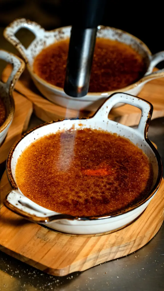 Postre de crema quemada con el azúcar caramelizándose