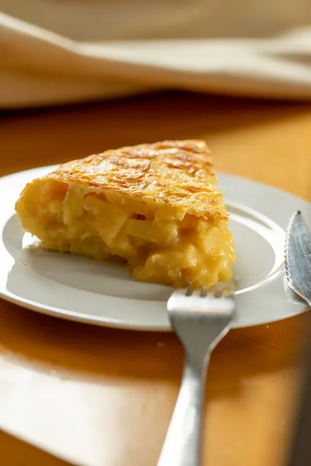 Porción de tortilla de patatas en un plato blanco